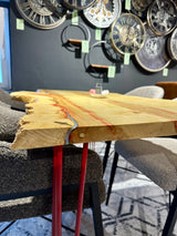 Einzelstück Baumkante Second Bro Esstisch Edelesche lackiert 140 cm mit Gestell Rot