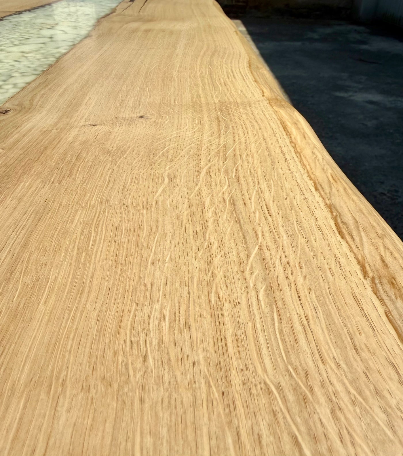 Epoxidharz River Schreibtisch Esstisch Kieselsteine Eiche massiv 140 cm lackiert mit U Metall Gestell