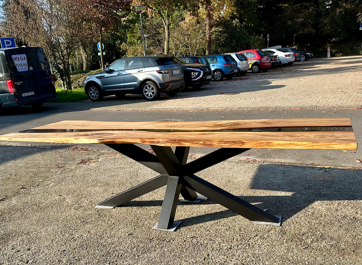 Epoxy Baumstamm Rivertable Esstisch Eiche 300 und 4 cm massiv mit Spider Gestell