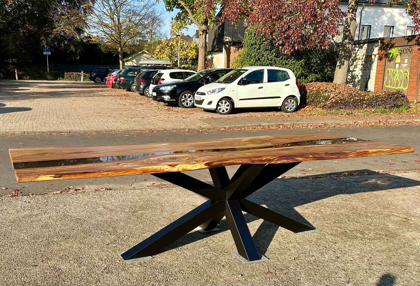 Epoxy Baumstamm Rivertable Esstisch Eiche 300 und 4 cm massiv mit Spider Gestell