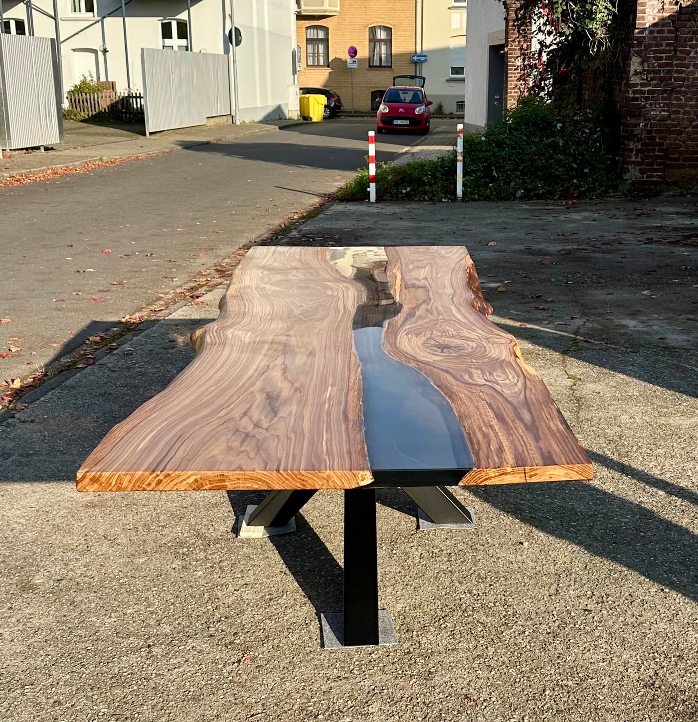 Epoxy Baumstamm Rivertable Esstisch Eiche 300 und 4 cm massiv mit Spider Gestell