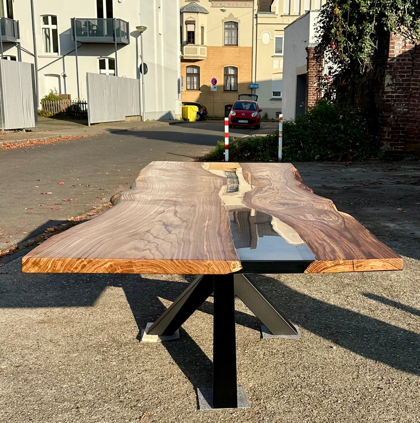 Epoxy Baumstamm Rivertable Esstisch Eiche 300 und 4 cm massiv mit Spider Gestell