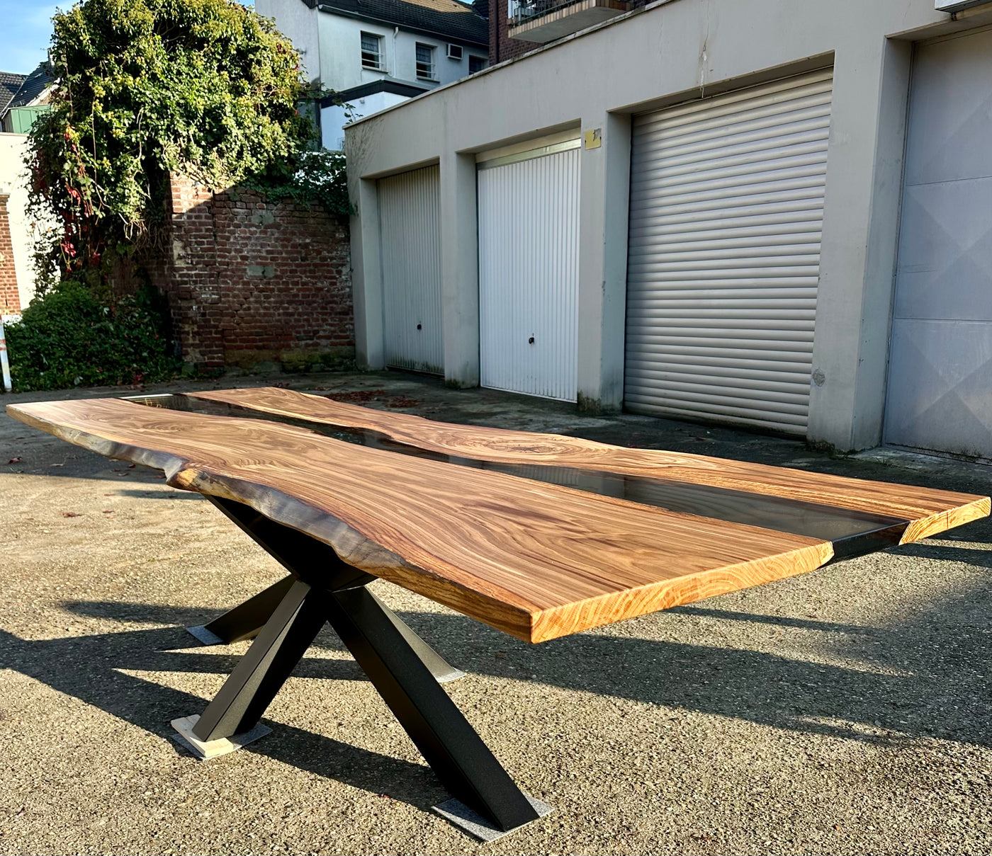 Epoxy Baumstamm Rivertable Esstisch Eiche 300 und 4 cm massiv mit Spider Gestell