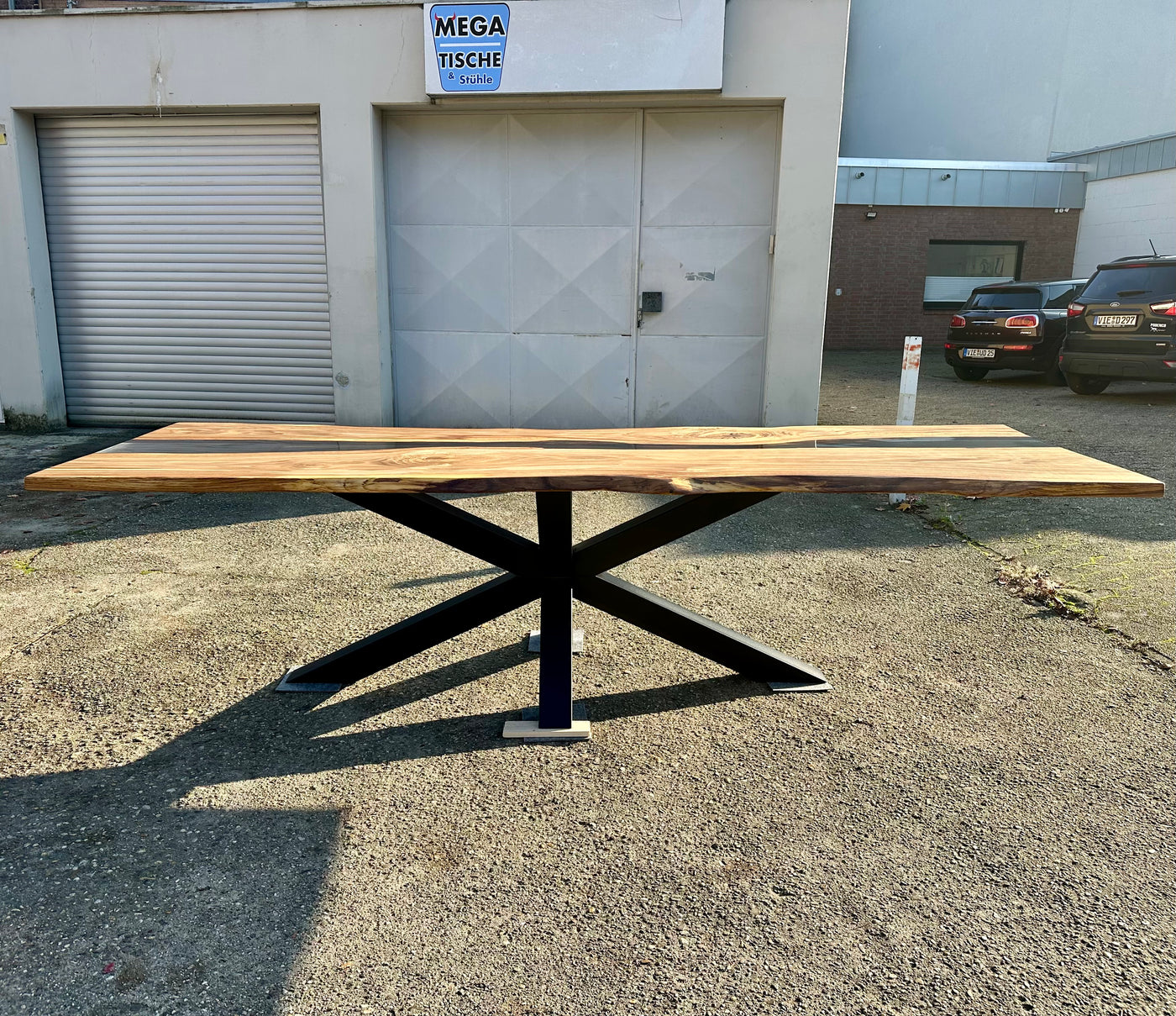 Epoxy Baumstamm Rivertable Esstisch Eiche 300 und 4 cm massiv mit Spider Gestell