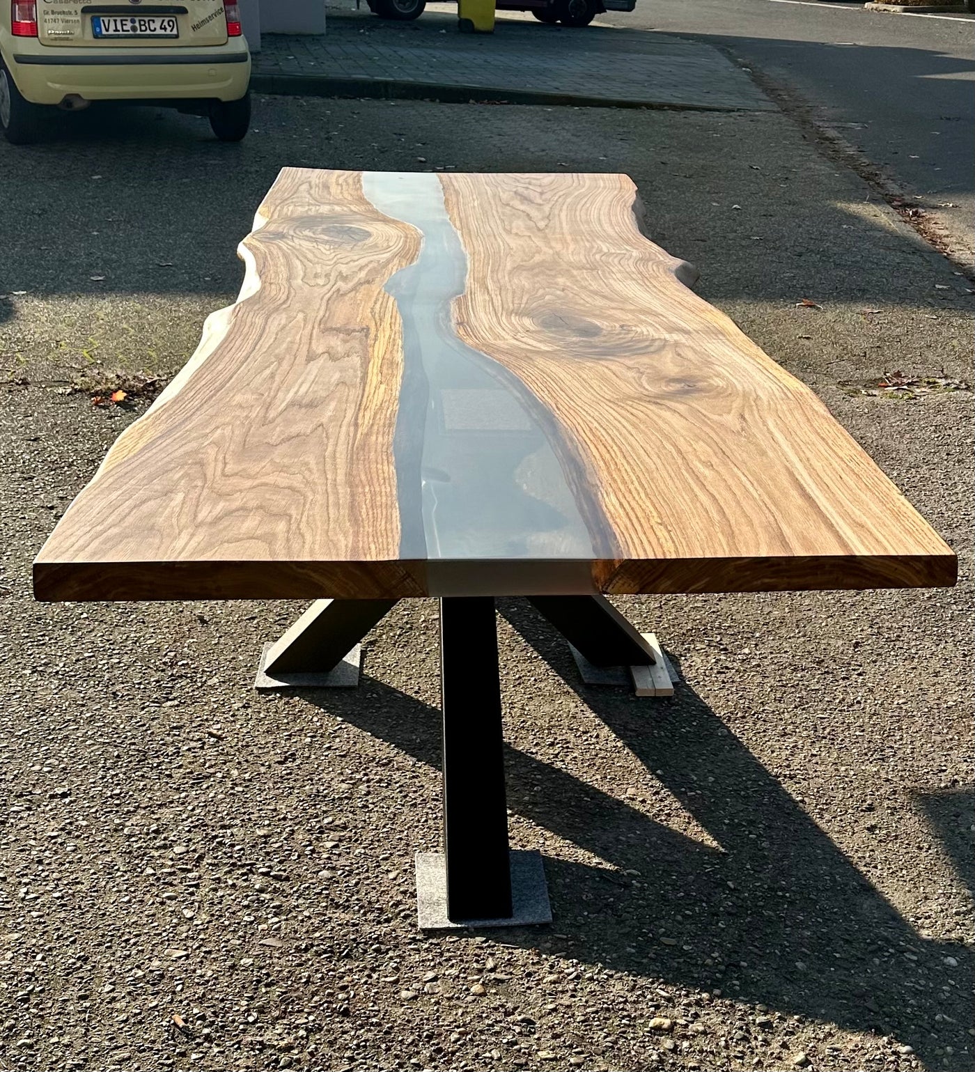 Epoxy Baumstamm Rivertable Esstisch Eiche 300 und 4 cm massiv mit Spider Gestell