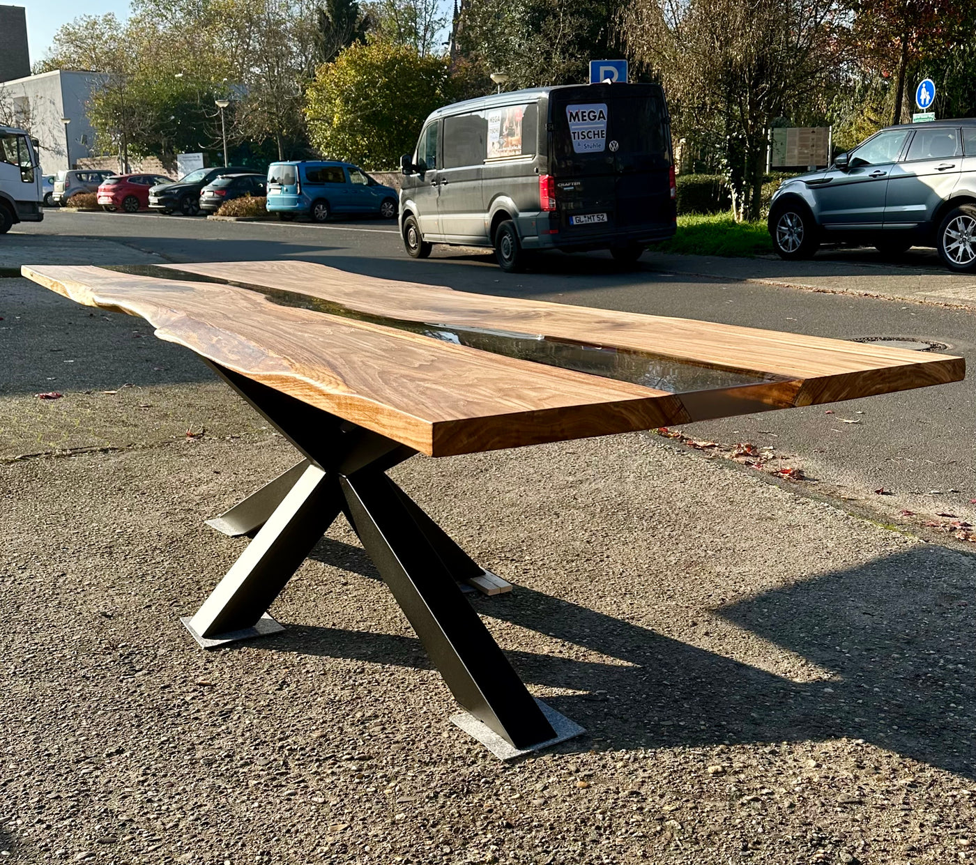 Epoxy Baumstamm Rivertable Esstisch Eiche 300 und 4 cm massiv mit Spider Gestell