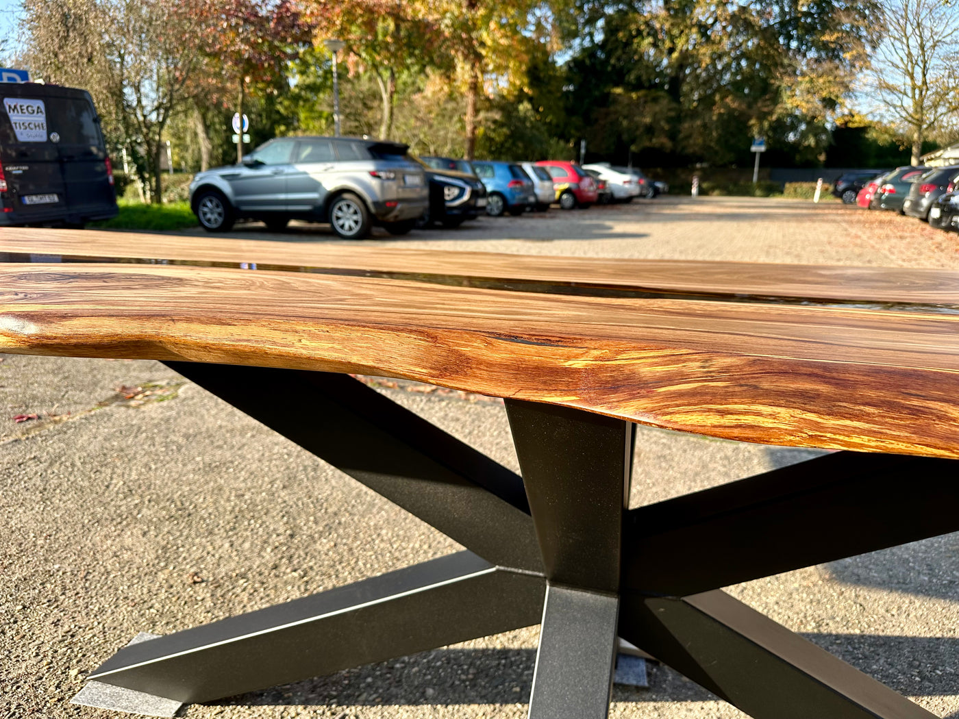 Epoxy Baumstamm Rivertable Esstisch Eiche 300 und 4 cm massiv mit Spider Gestell