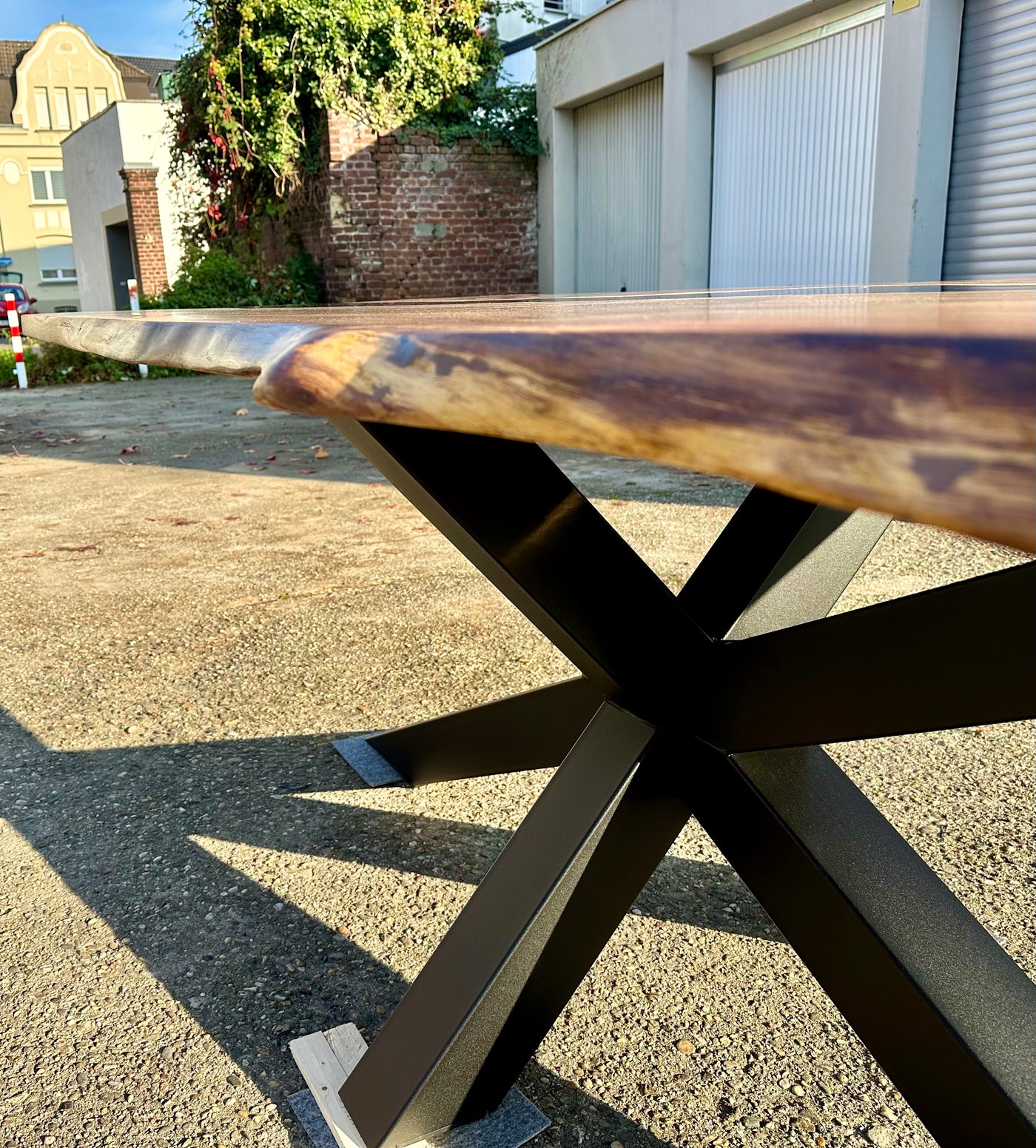 Epoxy Baumstamm Rivertable Esstisch Eiche 300 und 4 cm massiv mit Spider Gestell