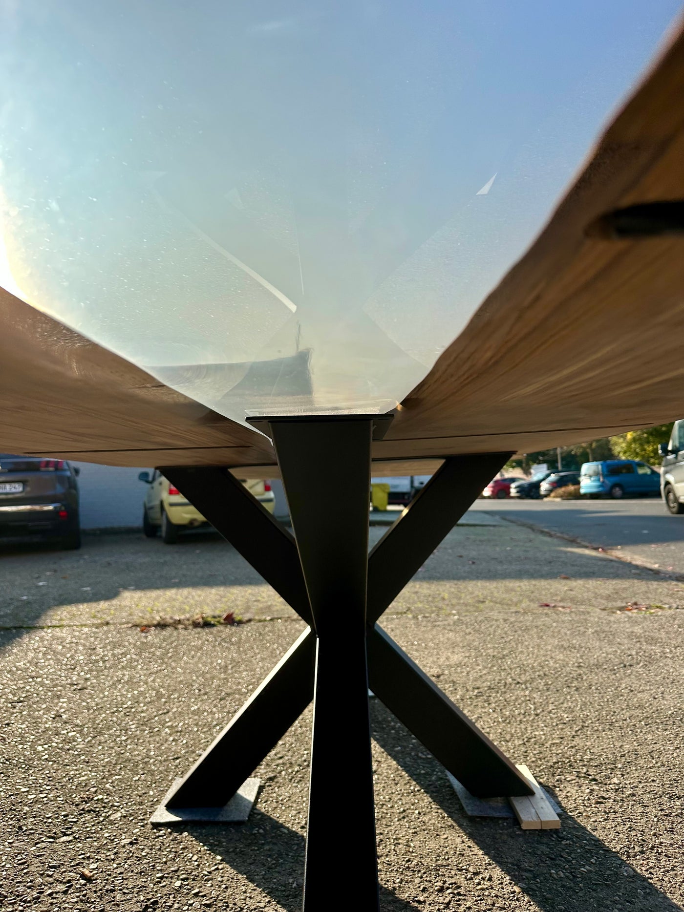 Epoxy Baumstamm Rivertable Esstisch Eiche 300 und 4 cm massiv mit Spider Gestell