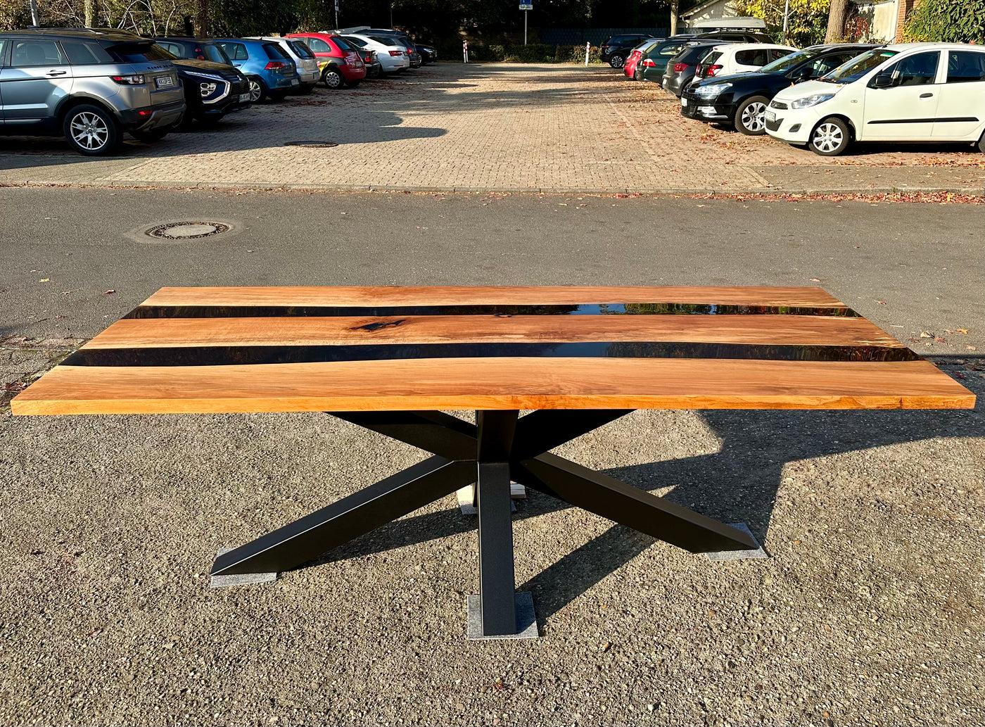 Rivertable Epoxidharz Esstisch Kernbuche 240 cm massiv mit Metall Spider Gestell