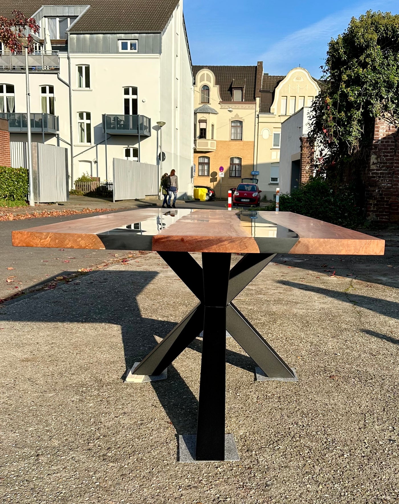 Rivertable Epoxidharz Esstisch Kernbuche 240 cm massiv mit Metall Spider Gestell