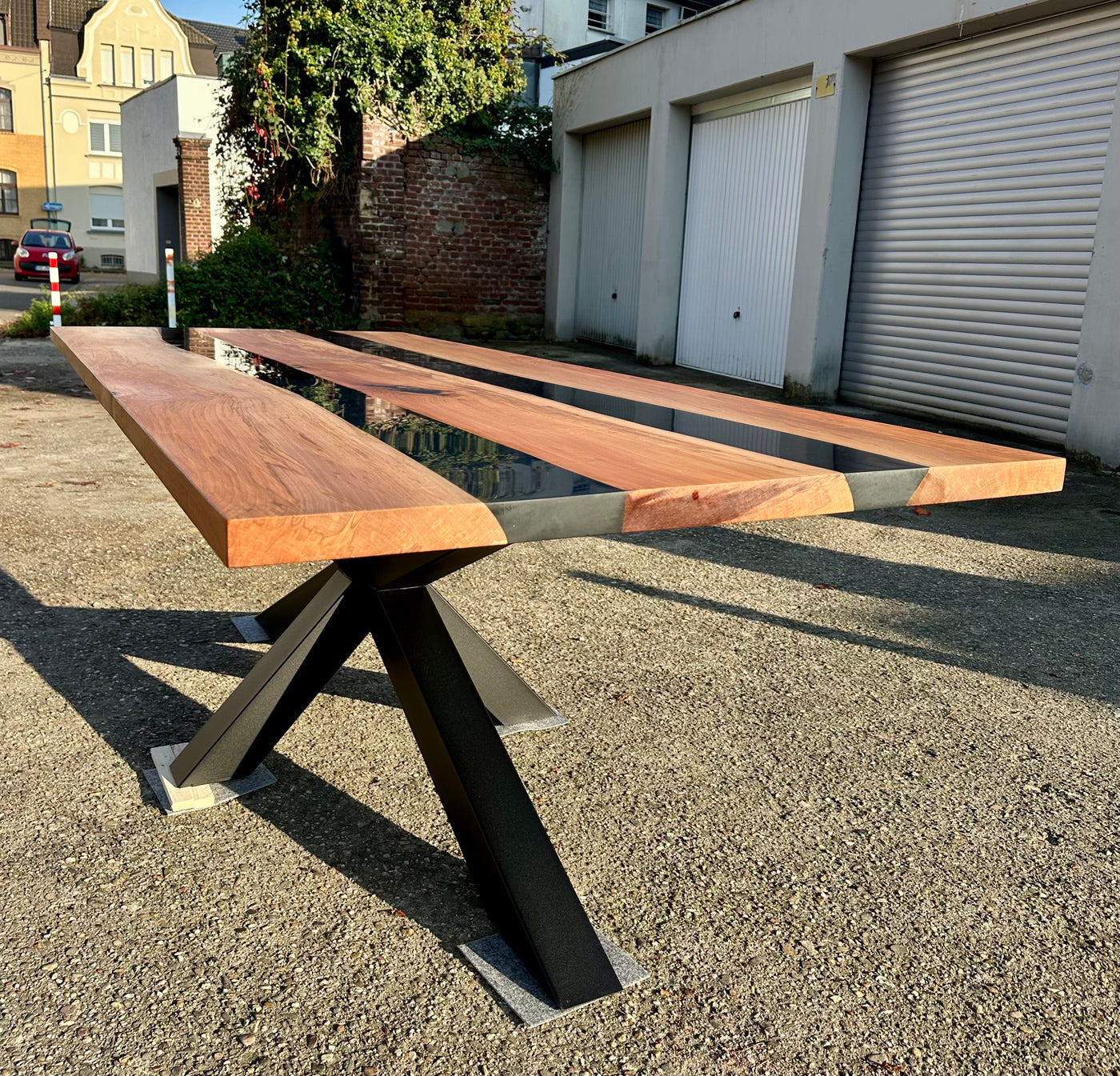 Rivertable Epoxidharz Esstisch Kernbuche 240 cm massiv mit Metall Spider Gestell