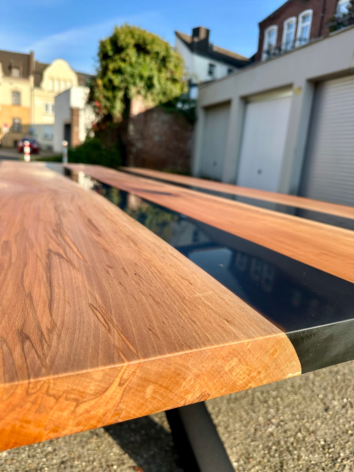 Rivertable Epoxidharz Esstisch Kernbuche 240 cm massiv mit Metall Spider Gestell
