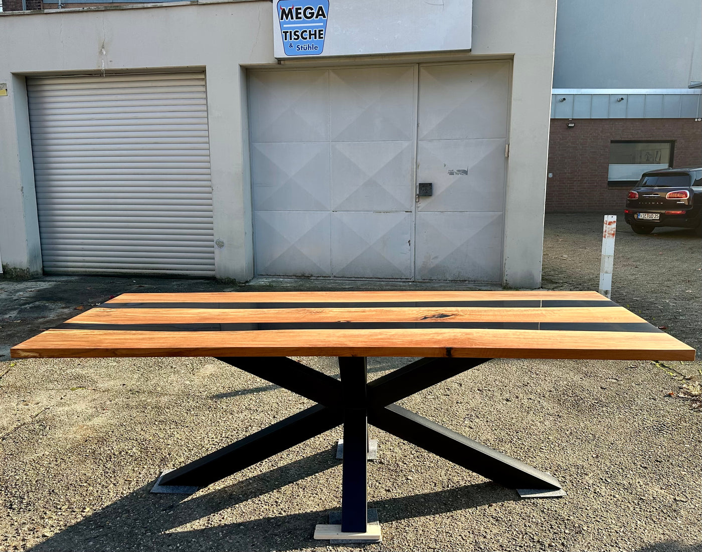 Rivertable Epoxidharz Esstisch Kernbuche 240 cm massiv mit Metall Spider Gestell