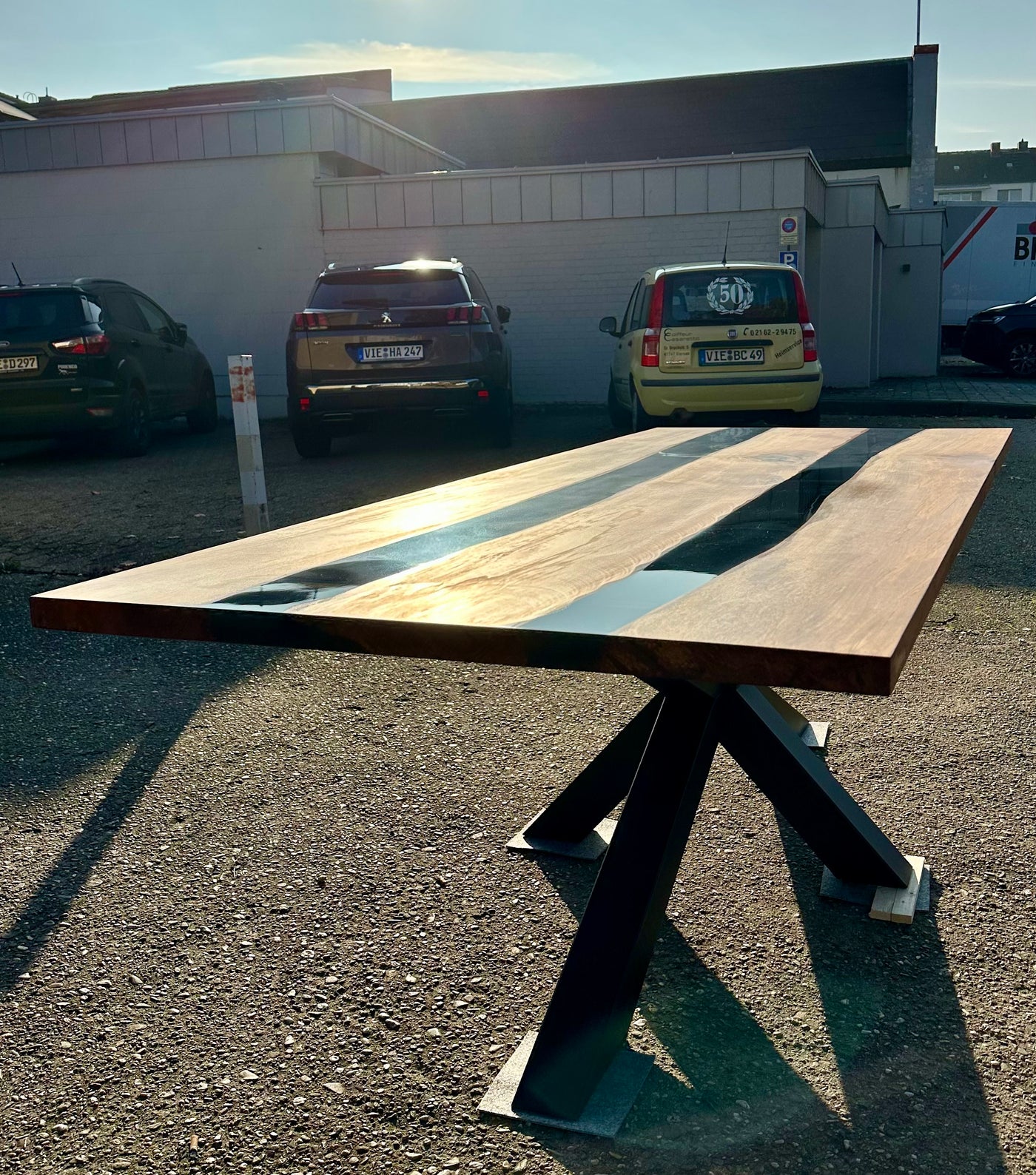 Rivertable Epoxidharz Esstisch Kernbuche 240 cm massiv mit Metall Spider Gestell