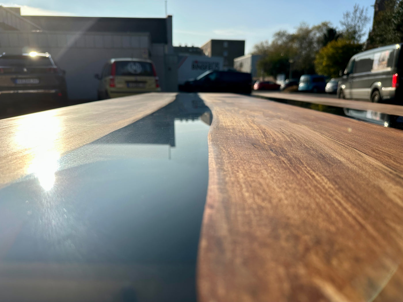 Rivertable Epoxidharz Esstisch Kernbuche 240 cm massiv mit Metall Spider Gestell