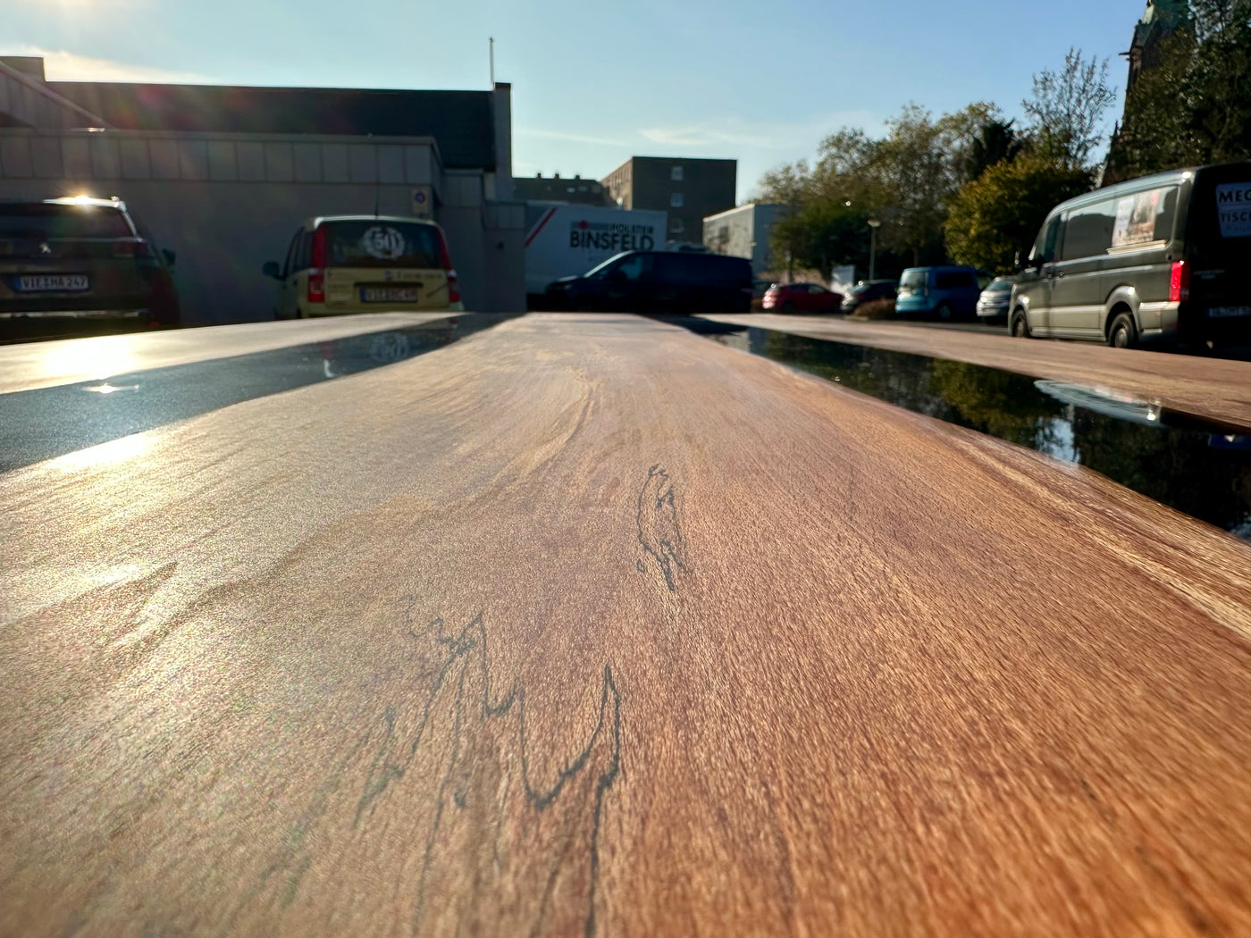 Rivertable Epoxidharz Esstisch Kernbuche 240 cm massiv mit Metall Spider Gestell