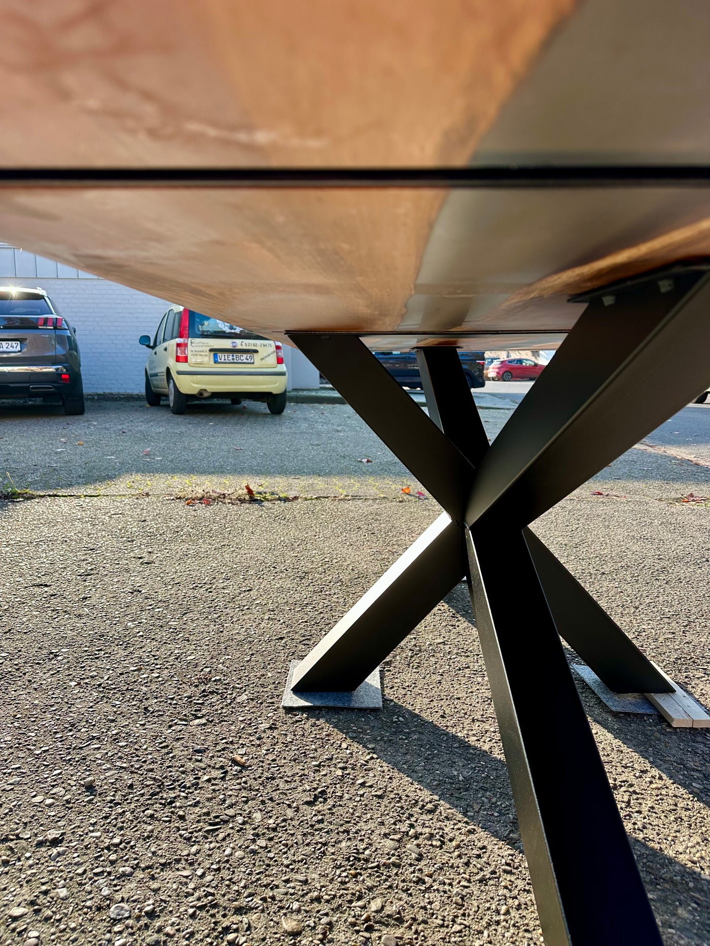 Rivertable Epoxidharz Esstisch Kernbuche 240 cm massiv mit Metall Spider Gestell