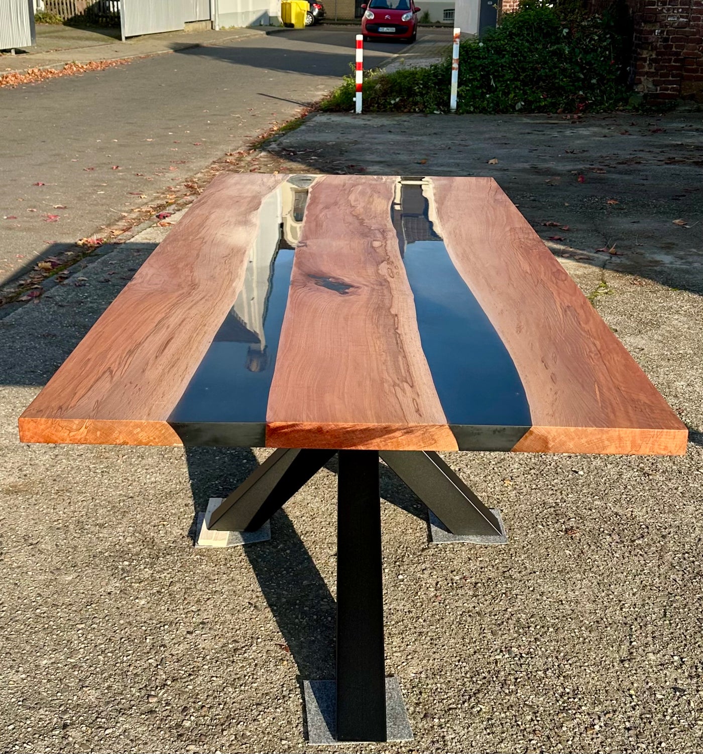Rivertable Epoxidharz Esstisch Kernbuche 240 cm massiv mit Metall Spider Gestell