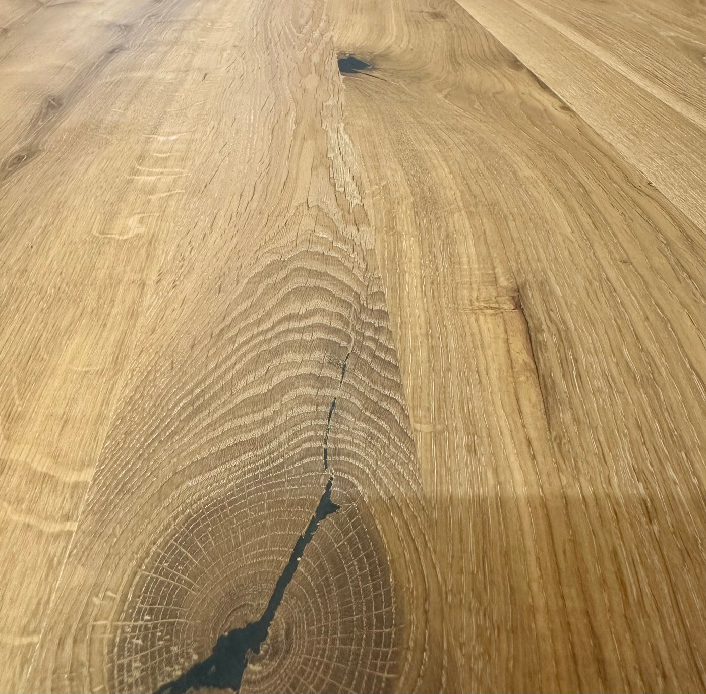 Baumkante Esstisch Einzelstück Eiche natural geölt 200 auf 240 cm mit Ansteckplatte und Spider Gestell