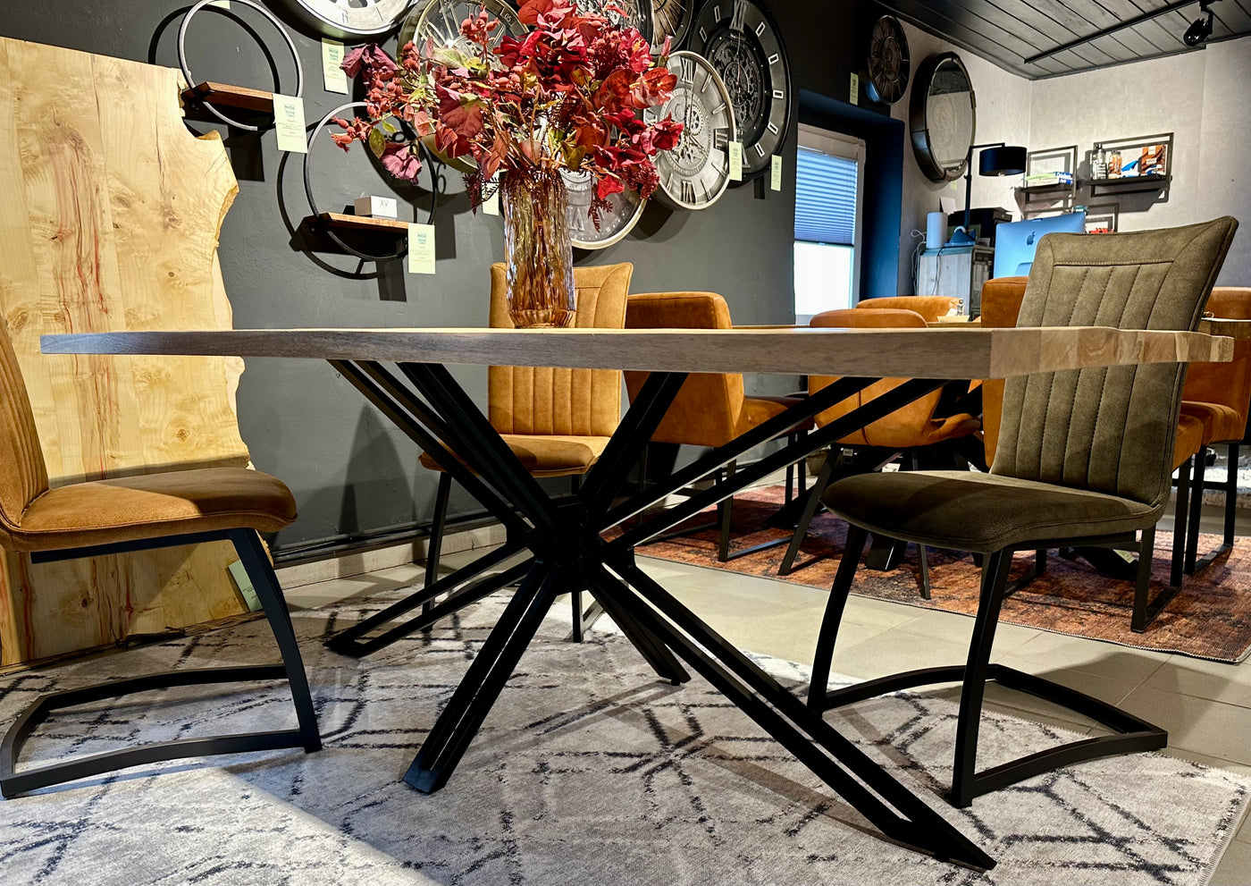 Piètement araignée filigrane en métal laqué noir pour plateaux de table de 120 à 220 cm
