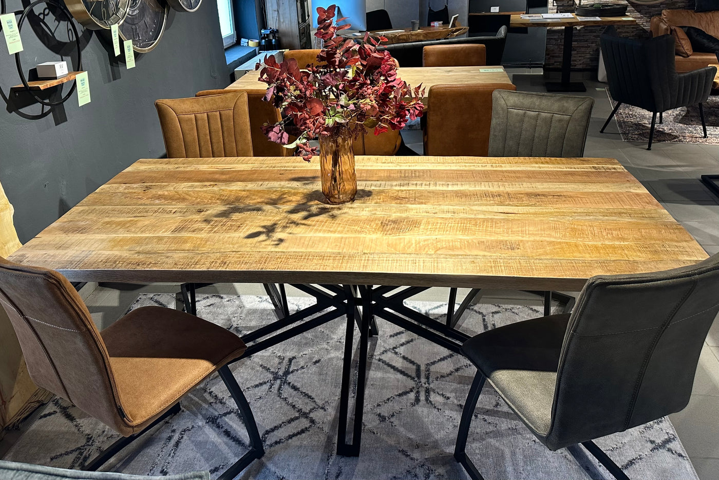 Piètement araignée filigrane en métal laqué noir pour plateaux de table de 120 à 220 cm
