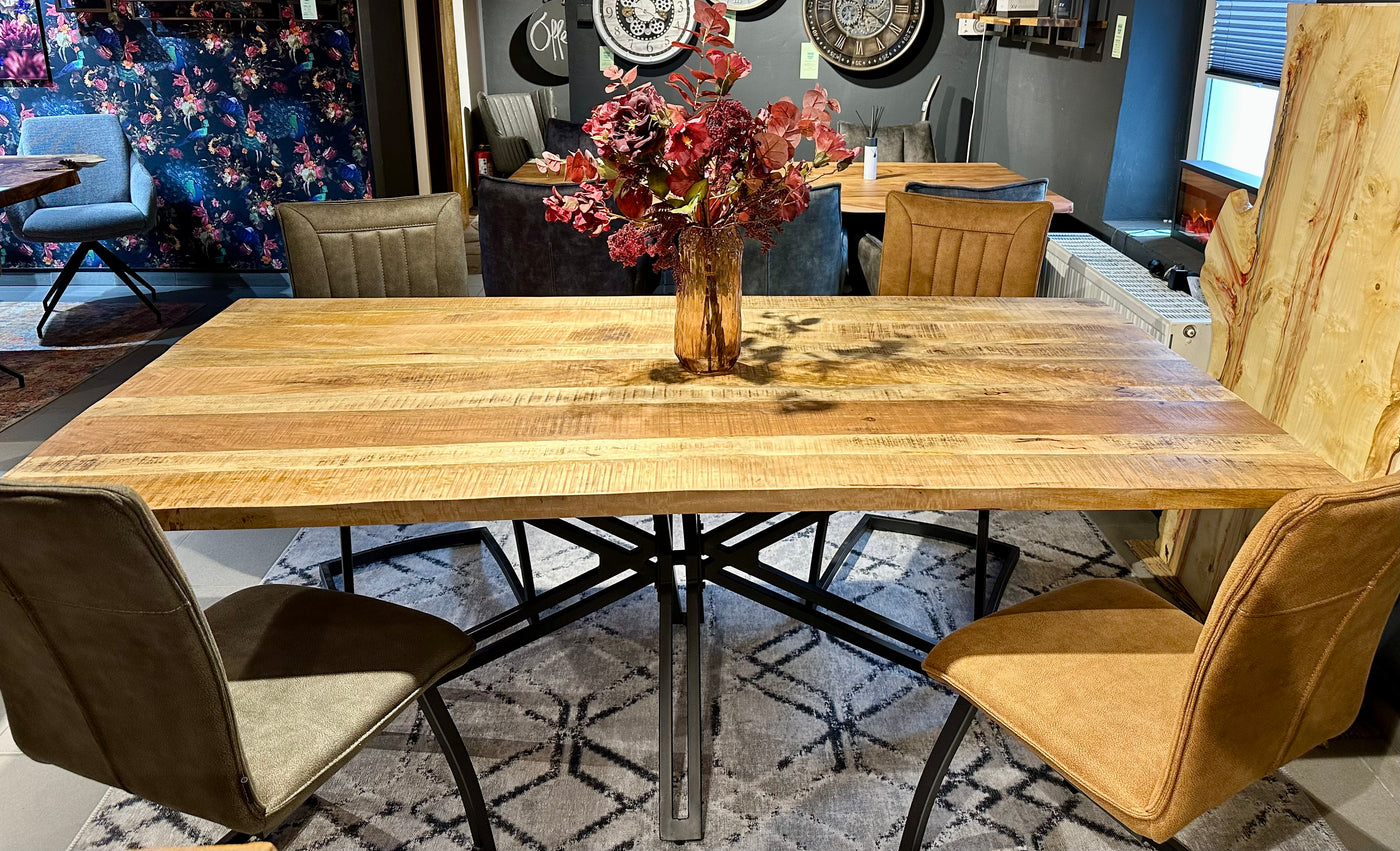 Piètement araignée filigrane en métal laqué noir pour plateaux de table de 120 à 220 cm