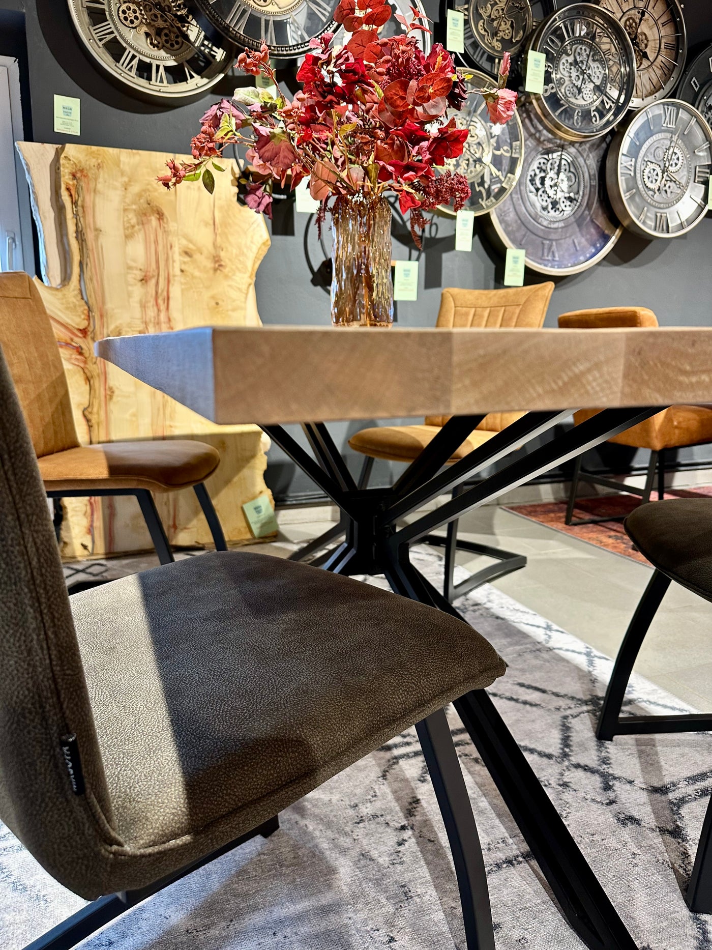 Piètement araignée filigrane en métal laqué noir pour plateaux de table de 120 à 220 cm