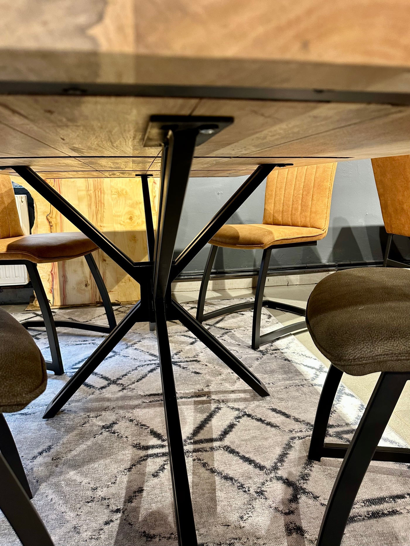 Piètement araignée filigrane en métal laqué noir pour plateaux de table de 120 à 220 cm