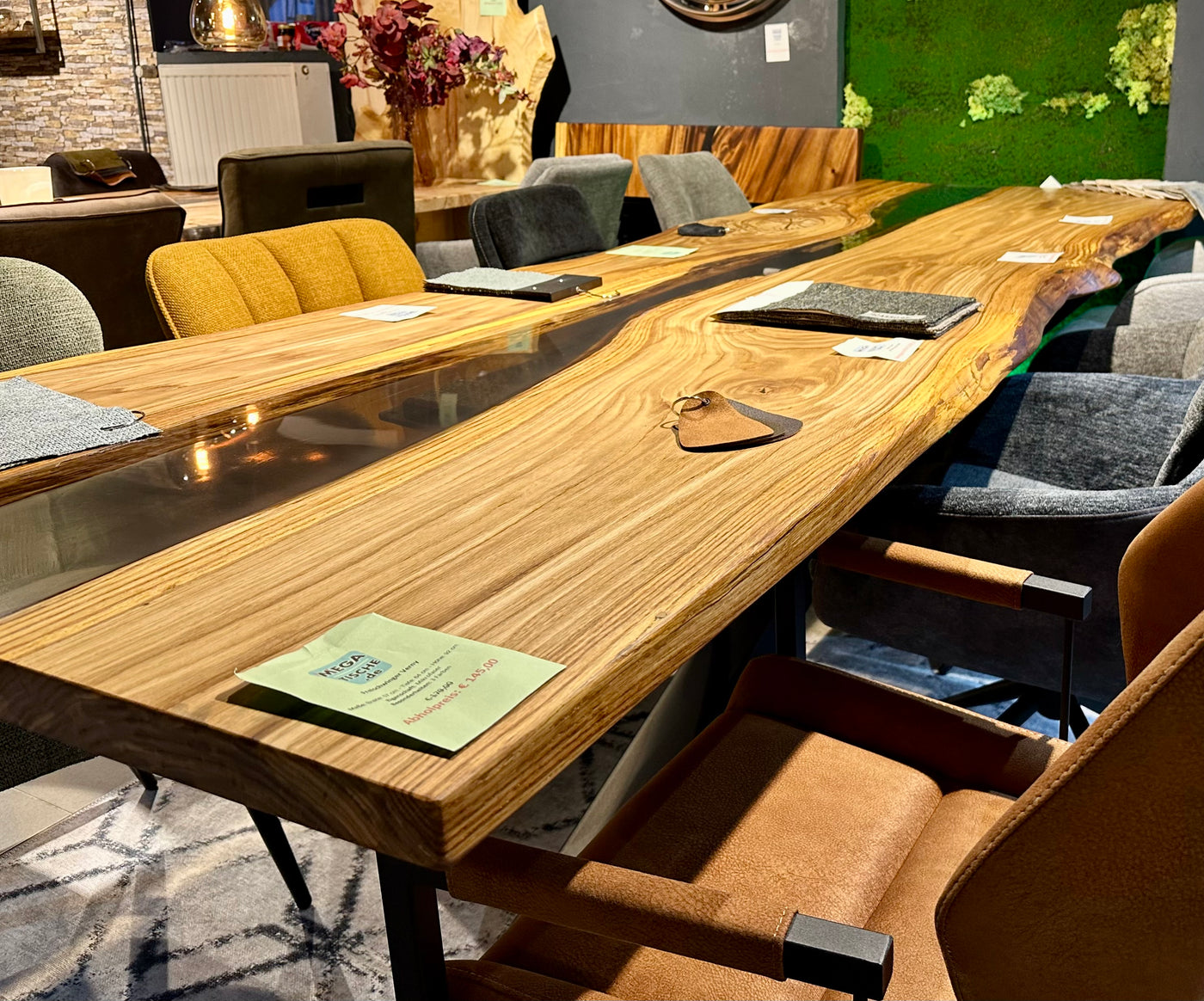 Epoxy Baumstamm Rivertable Esstisch Eiche 300 und 4 cm massiv mit Spider Gestell