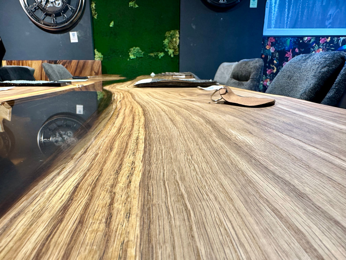 Epoxy Baumstamm Rivertable Esstisch Eiche 300 und 4 cm massiv mit Spider Gestell