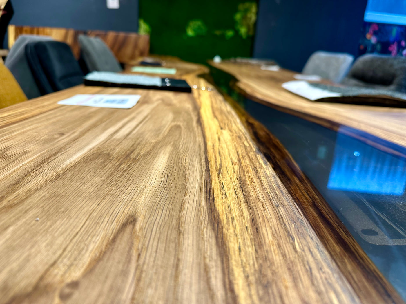 Epoxy Baumstamm Rivertable Esstisch Eiche 300 und 4 cm massiv mit Spider Gestell