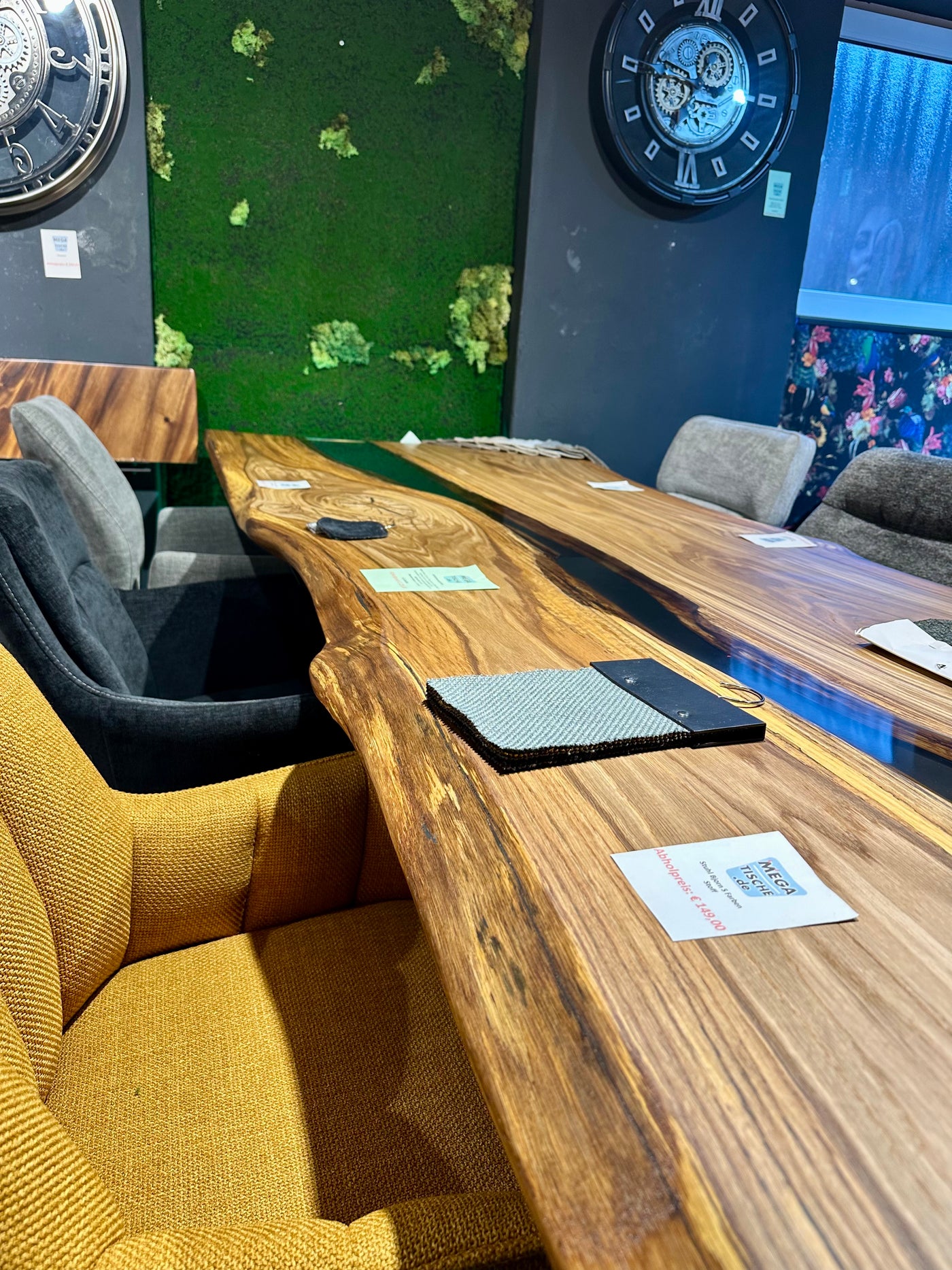 Epoxy Baumstamm Rivertable Esstisch Eiche 300 und 4 cm massiv mit Spider Gestell