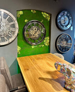 Lade das Bild in den Galerie-Viewer, 70 cm XL Wanduhr Berlin Zahnräder Animation schwarz
