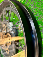 Lade das Bild in den Galerie-Viewer, 70 cm XL Wanduhr Berlin Zahnräder Animation schwarz
