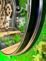 Lade das Bild in den Galerie-Viewer, 70 cm XL Wanduhr Berlin Zahnräder Animation schwarz
