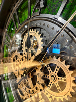 Lade das Bild in den Galerie-Viewer, 70 cm XL Wanduhr Berlin Zahnräder Animation schwarz

