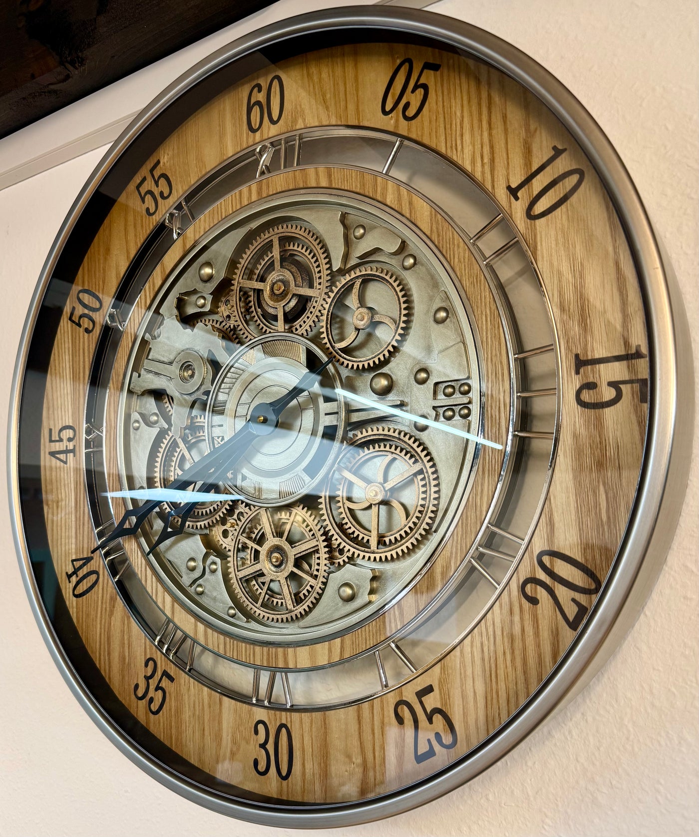 Horloge murale à engrenages 60 cm Düsseldorf chêne bois doré animée chrome