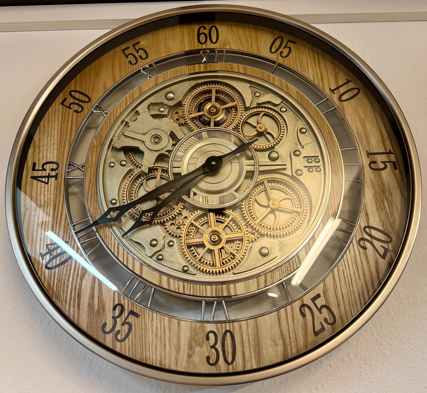 Horloge murale à engrenages 60 cm Düsseldorf chêne bois doré animée chrome