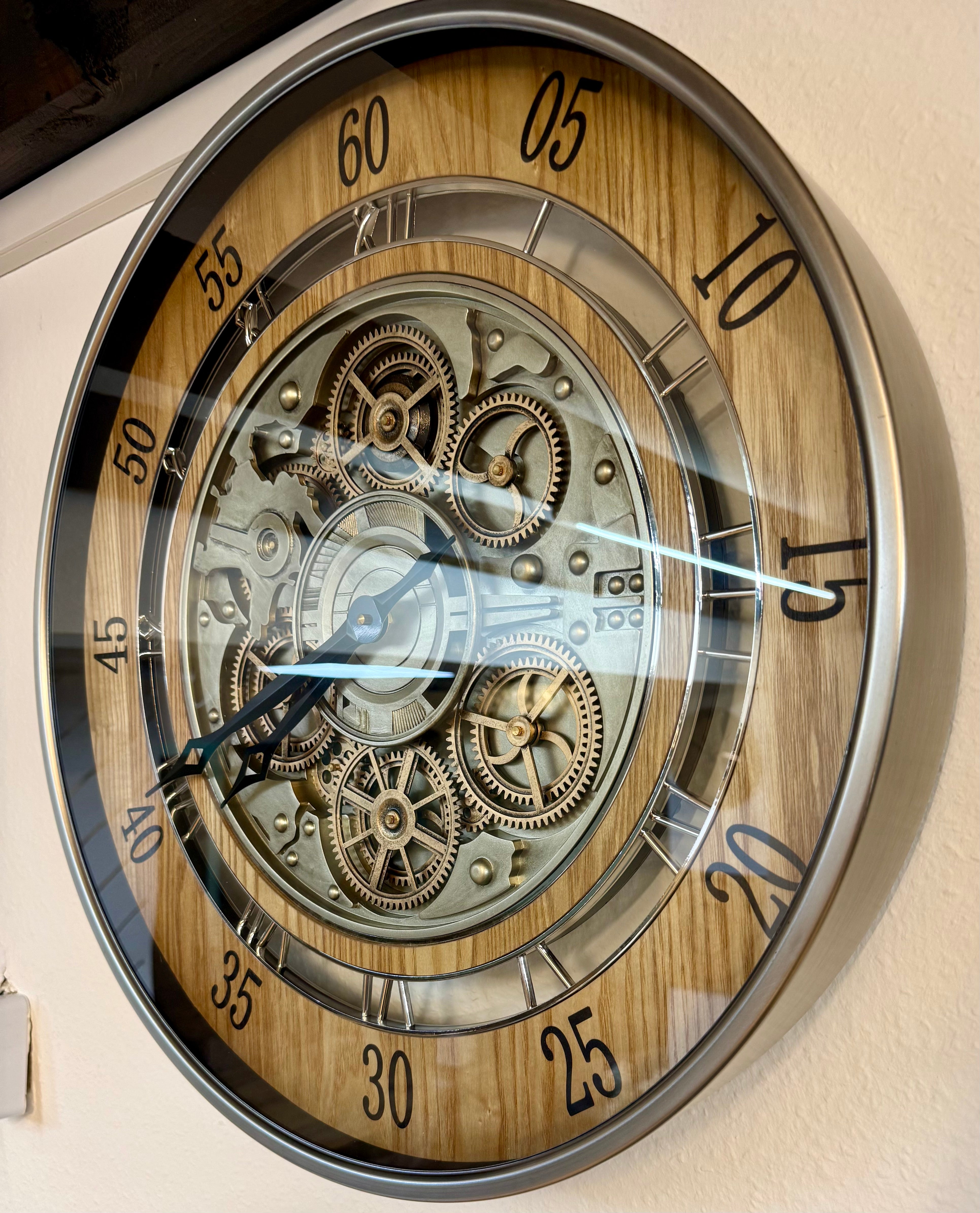 60 cm Zahnrad Wanduhr Düsseldorf Eiche Holz gold animiert Chrom