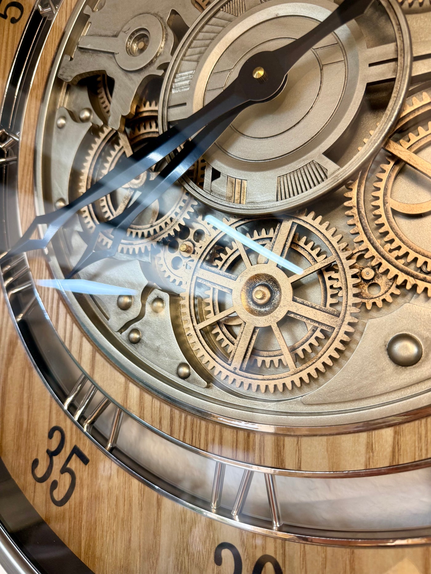 Horloge murale à engrenages 60 cm Düsseldorf chêne bois doré animée chrome