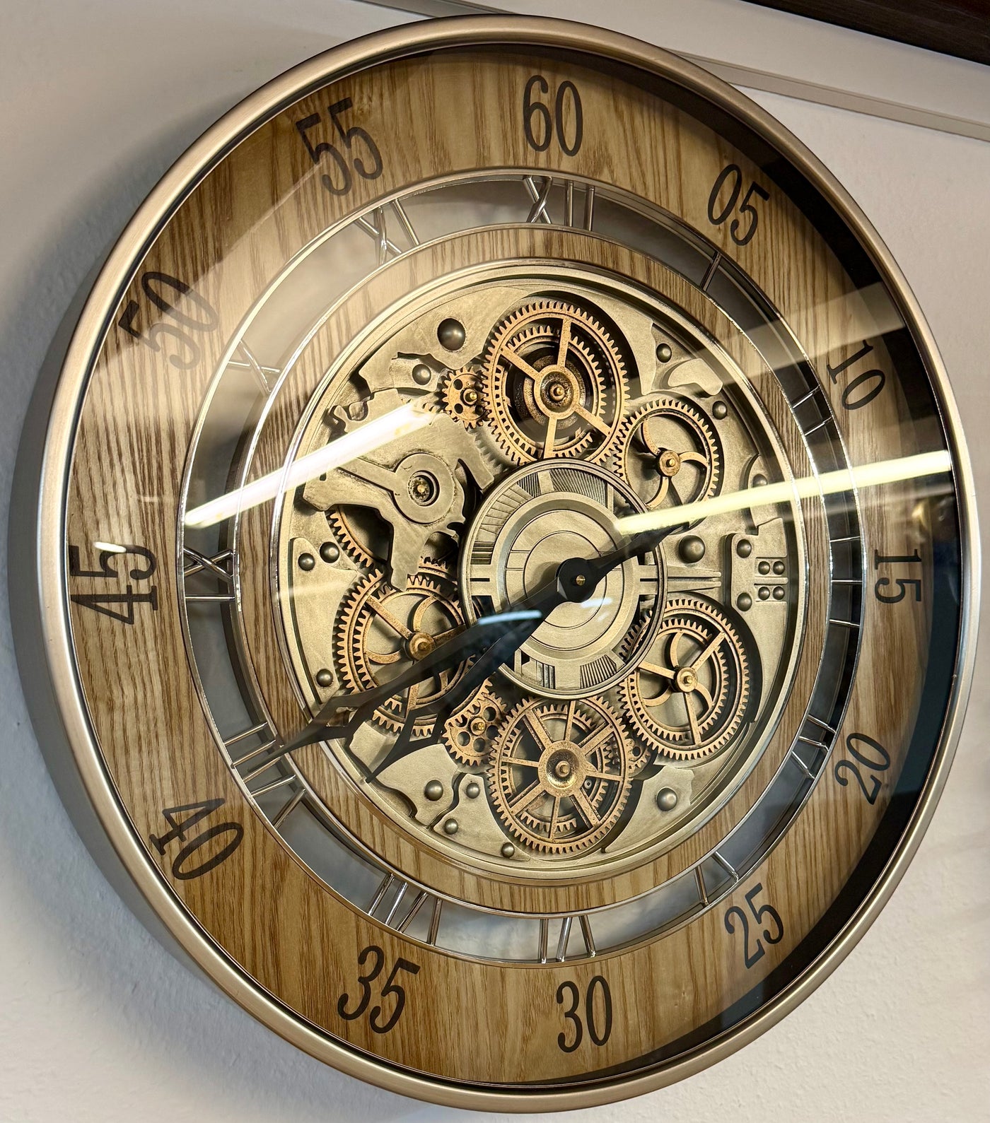 Horloge murale à engrenages 60 cm Düsseldorf chêne bois doré animée chrome