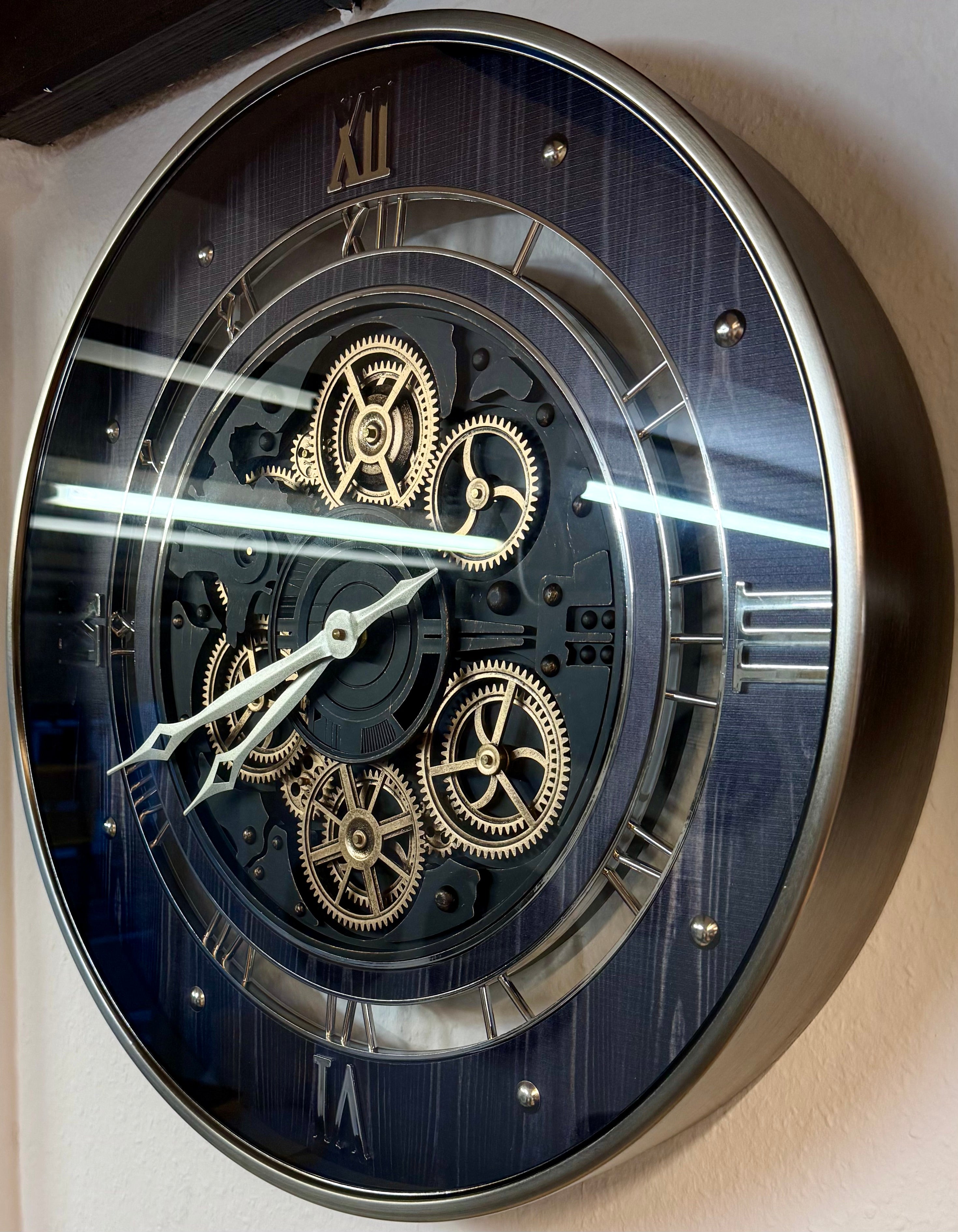 60 cm Zahnrad Wanduhr Düsseldorf schwarz anthrazit animiert Chrom giold