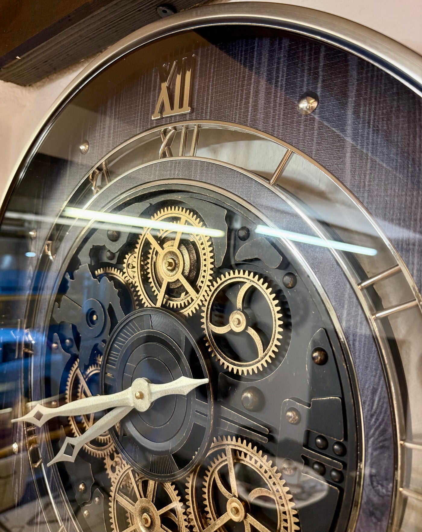 60 cm Zahnrad Wanduhr Düsseldorf schwarz anthrazit animiert Chrom giold