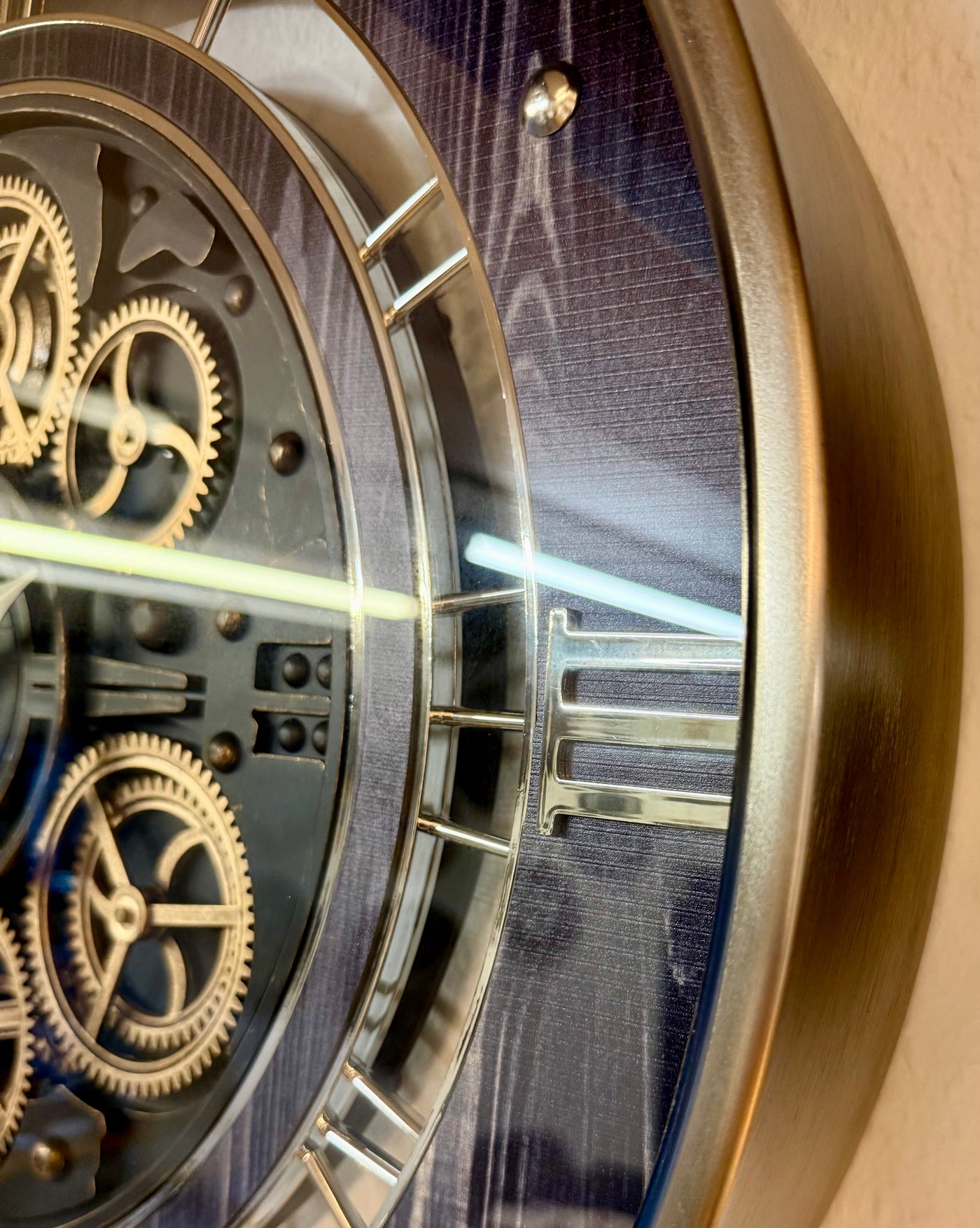 60 cm Zahnrad Wanduhr Düsseldorf schwarz anthrazit animiert Chrom giold