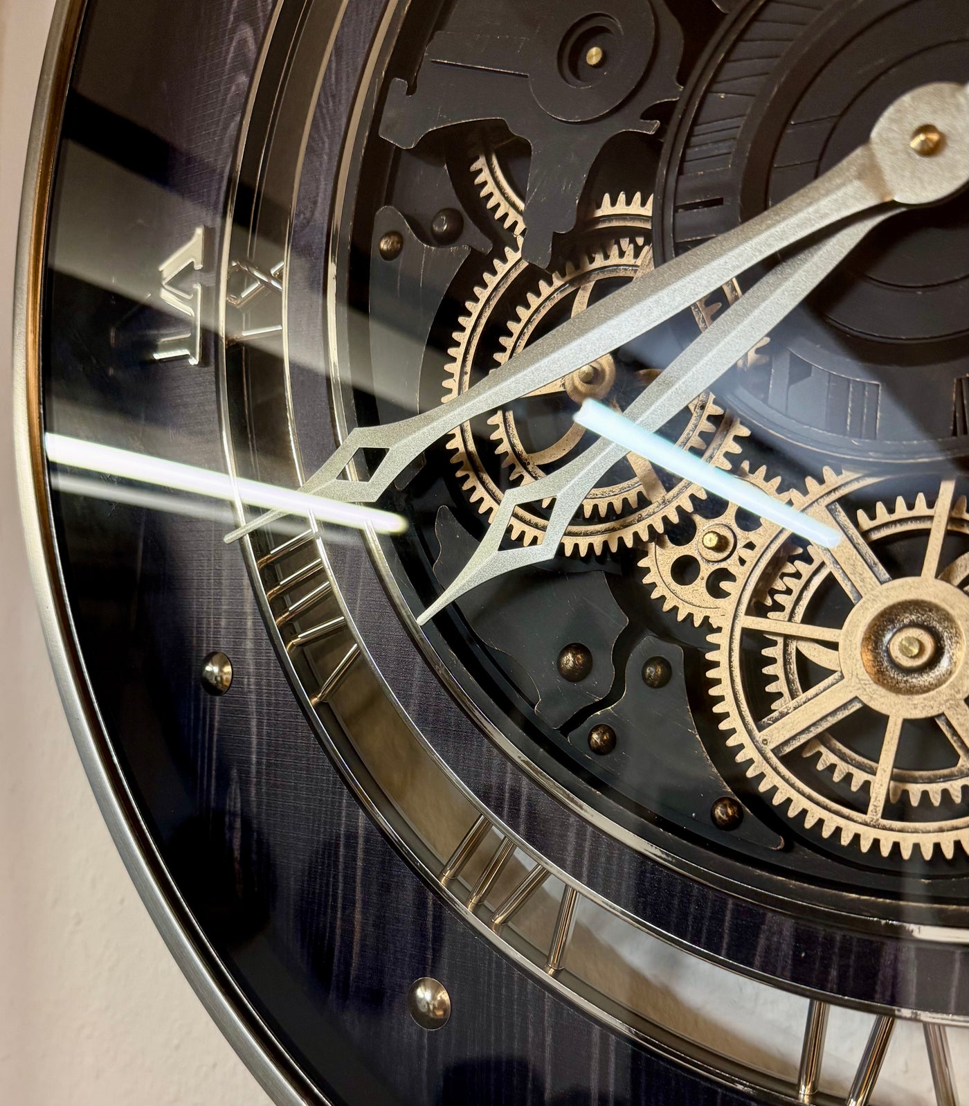 60 cm Zahnrad Wanduhr Düsseldorf schwarz anthrazit animiert Chrom giold