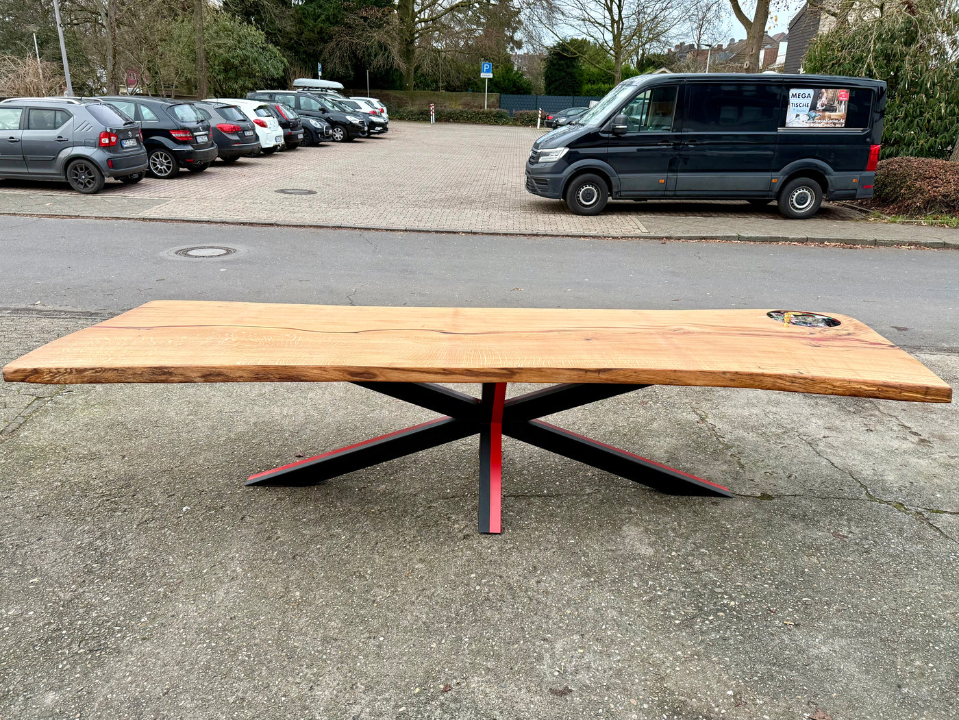 370 cm Meisterschale Baumstamm Esstisch/ Konferenztisch Fußball Bayer 04 Leverkusen mit Epoxid & Spider Gestell schwarz rot