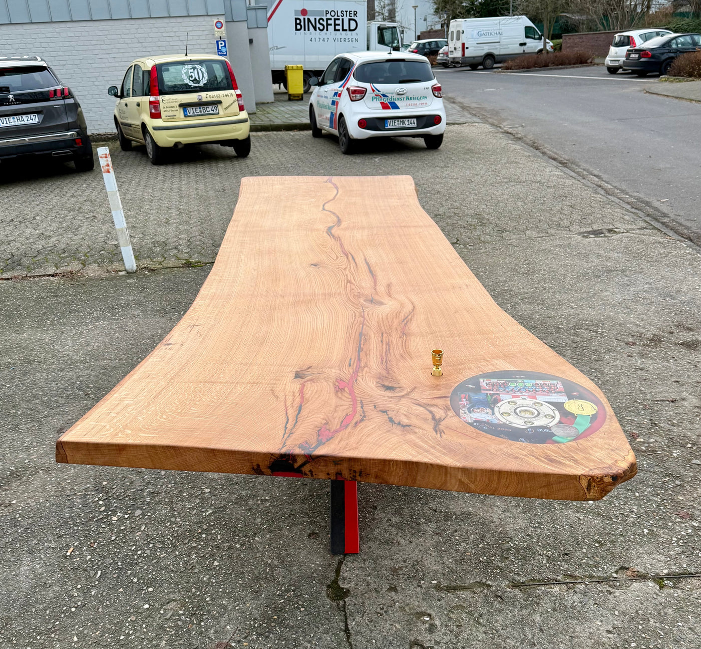 370 cm Meisterschale Baumstamm Esstisch/ Konferenztisch Fußball Bayer 04 Leverkusen mit Epoxid & Spider Gestell schwarz rot