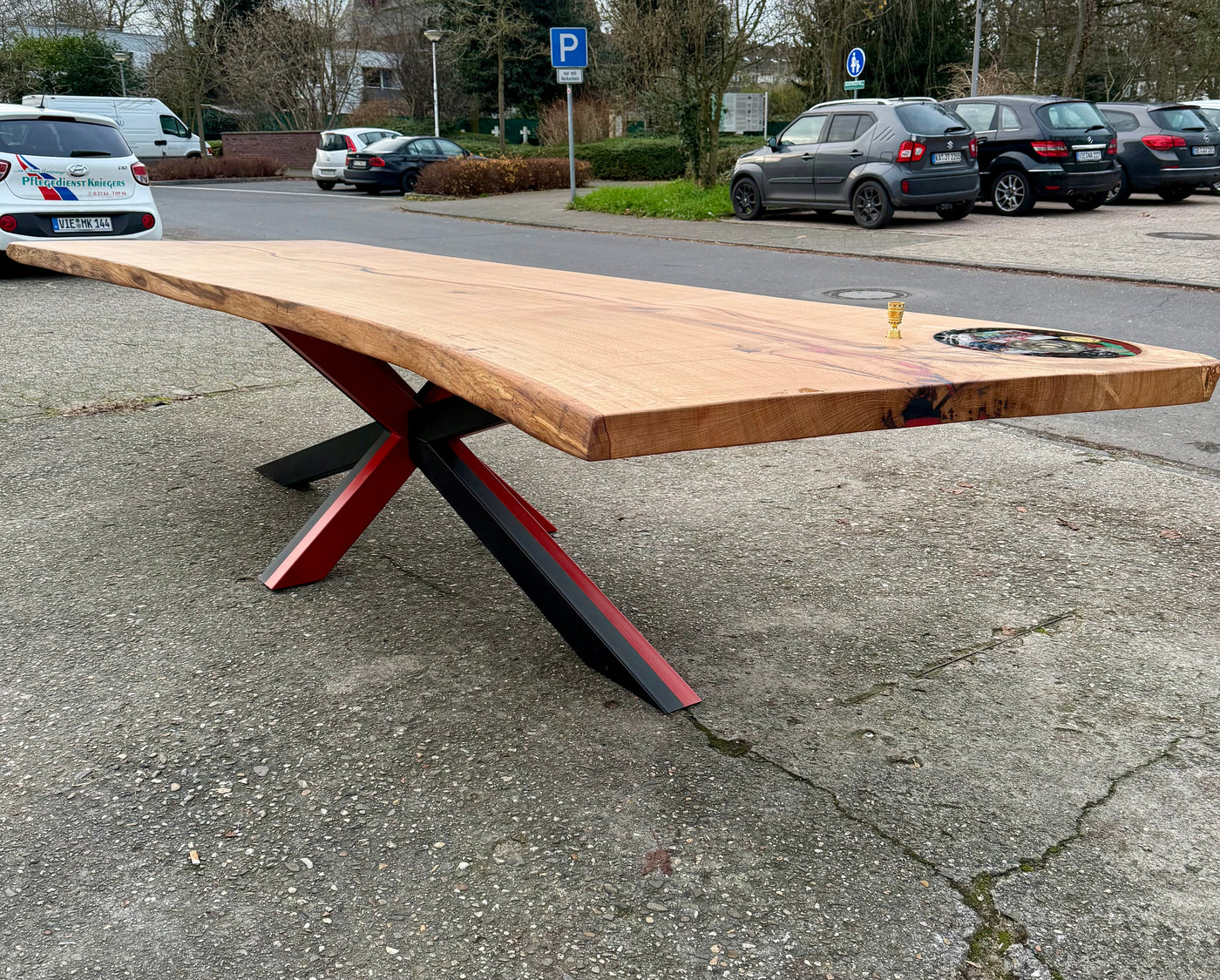 370 cm Meisterschale Baumstamm Esstisch/ Konferenztisch Fußball Bayer 04 Leverkusen mit Epoxid & Spider Gestell schwarz rot