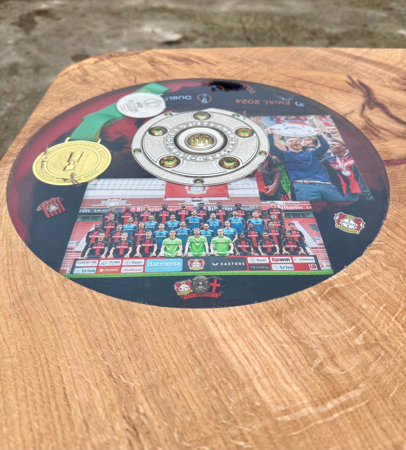 370 cm Meisterschale Baumstamm Esstisch/ Konferenztisch Fußball Bayer 04 Leverkusen mit Epoxid & Spider Gestell schwarz rot